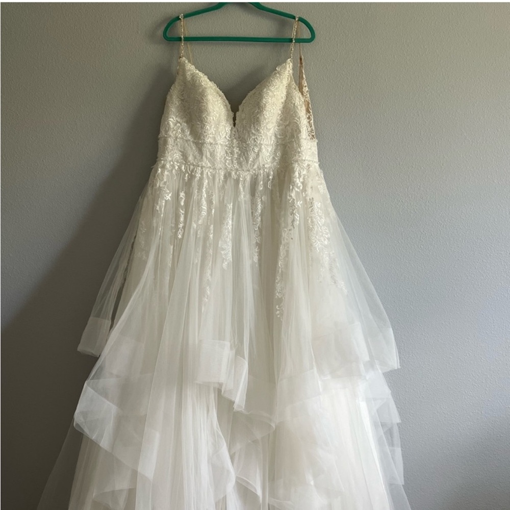 Stella York 6918 Princess Ballgown Wedding Dress - Picture 3 of 16